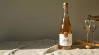 This is an image of the Sparkling English Blush from LA Brewery